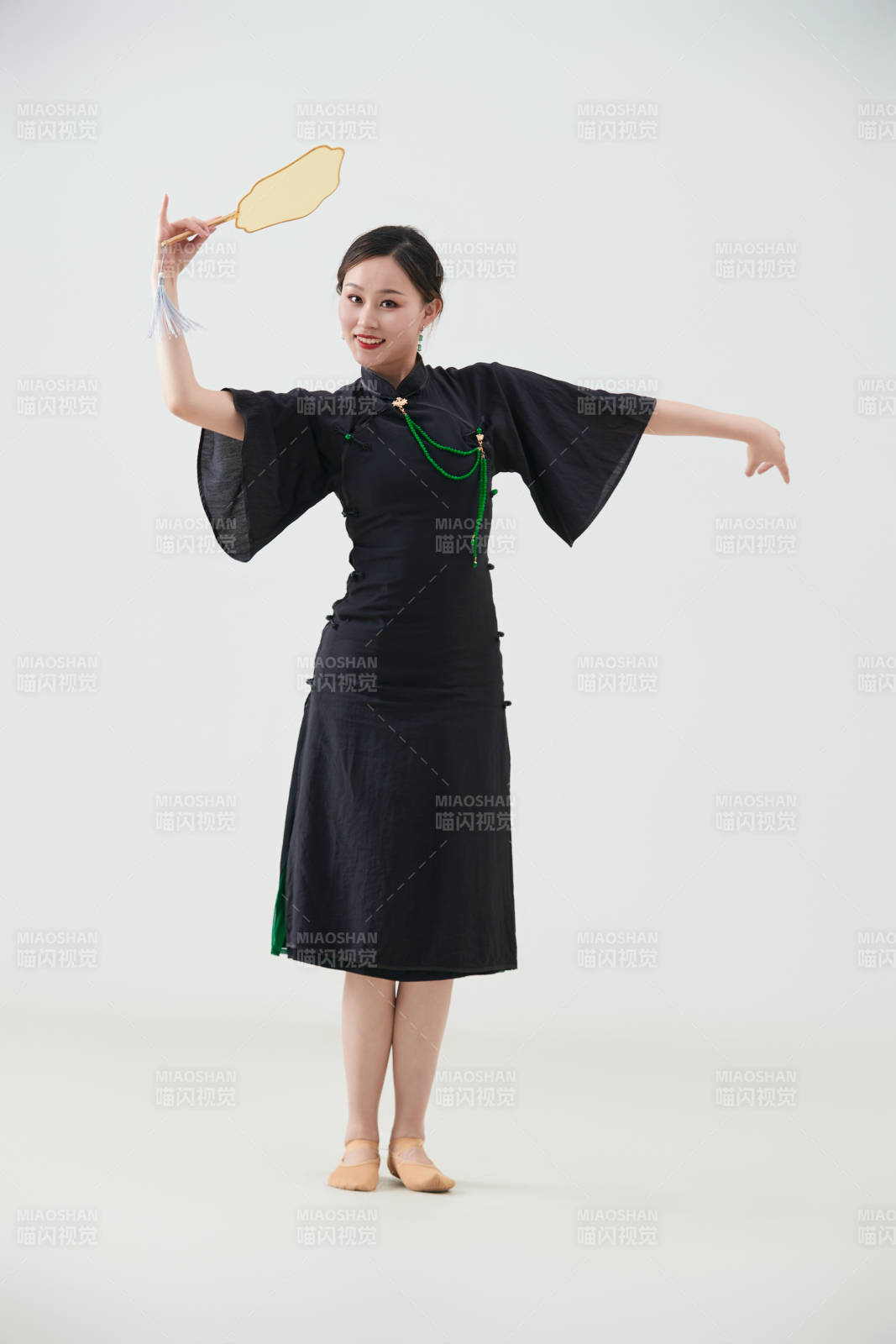 穿着中式旗袍翩翩舞蹈的亚洲少女舞者图片