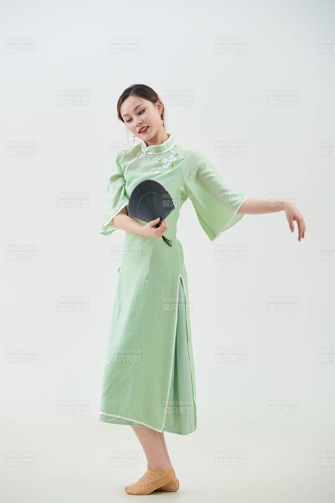 穿着中式旗袍翩翩舞蹈的亚洲少女舞者图片