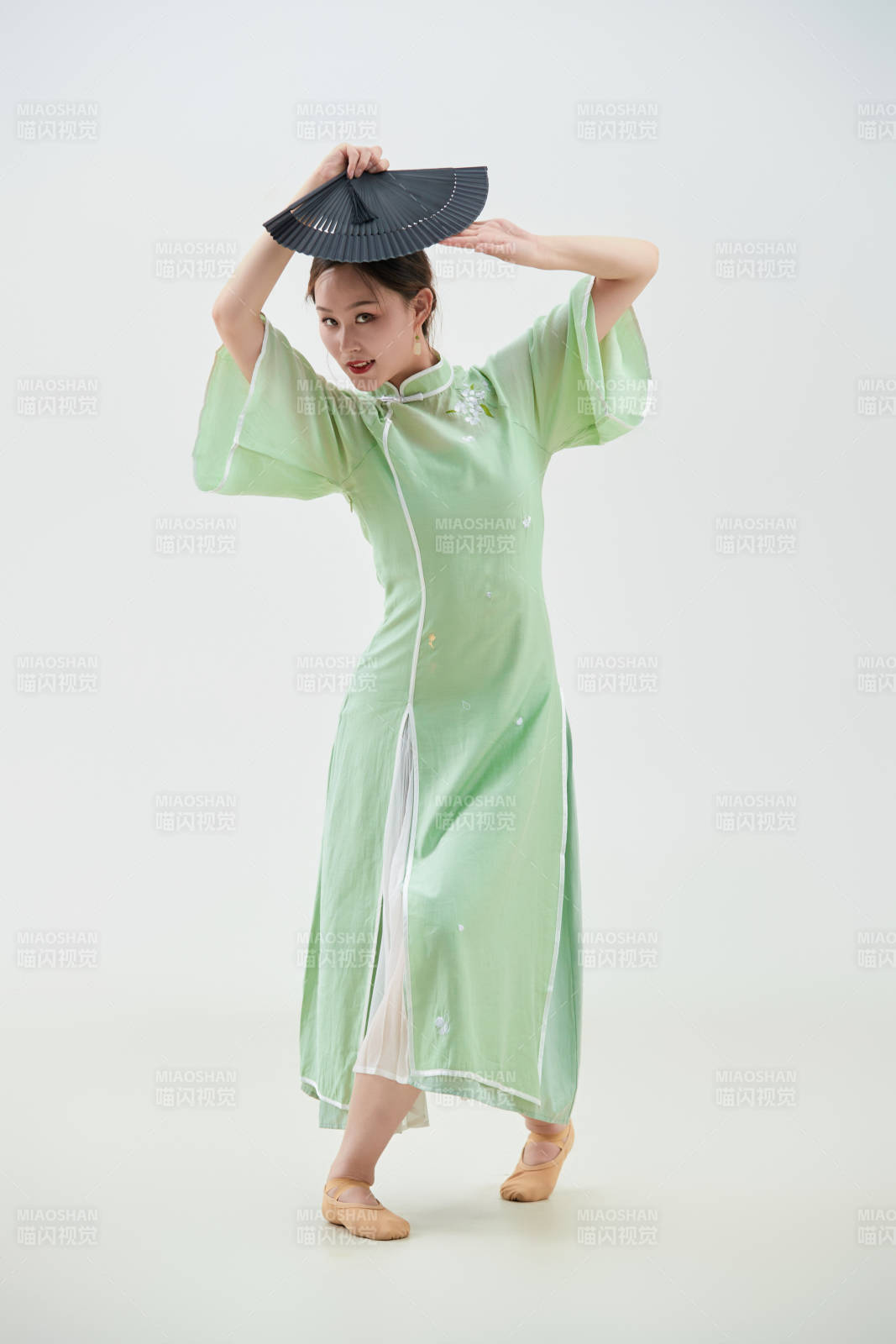 穿着中式旗袍翩翩舞蹈的亚洲少女舞者图片