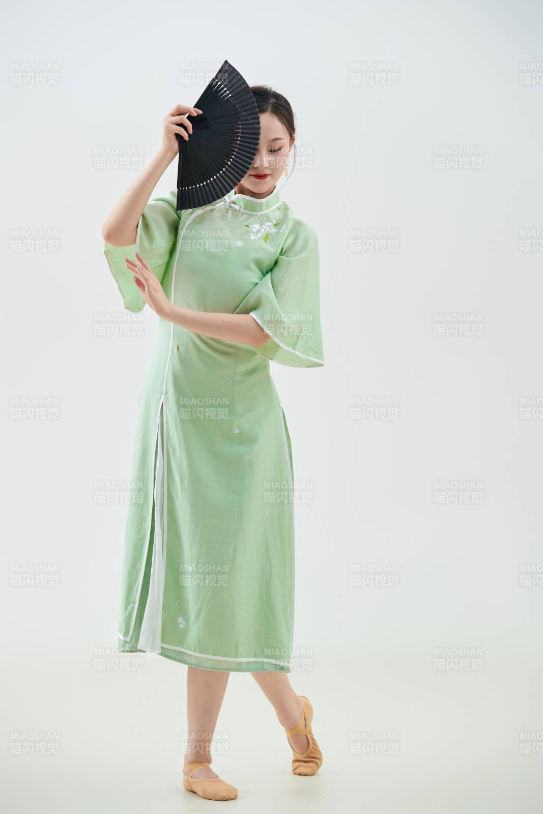 穿着中式旗袍翩翩舞蹈的亚洲少女舞者图片