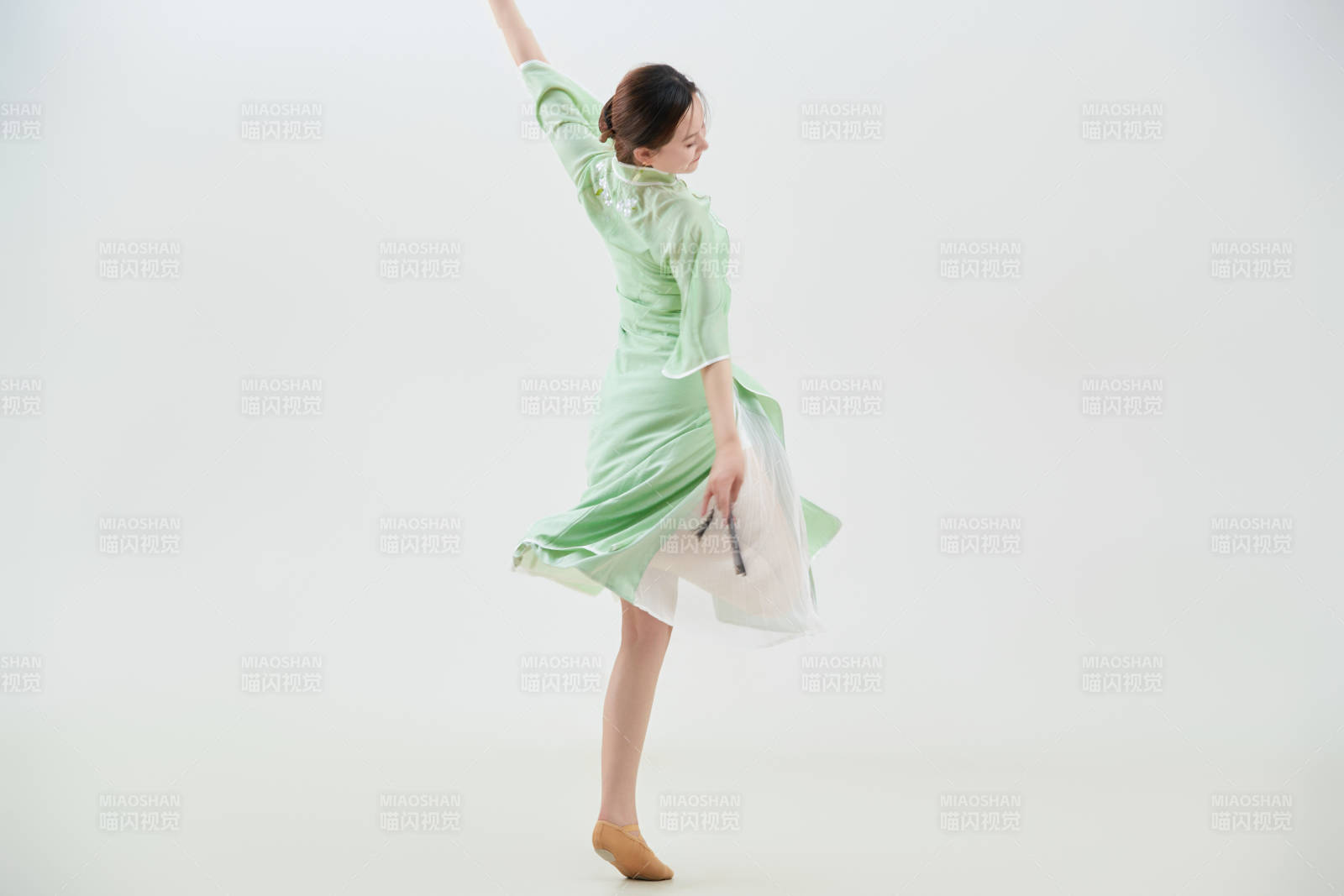 穿着中式旗袍翩翩舞蹈的亚洲少女舞者图片