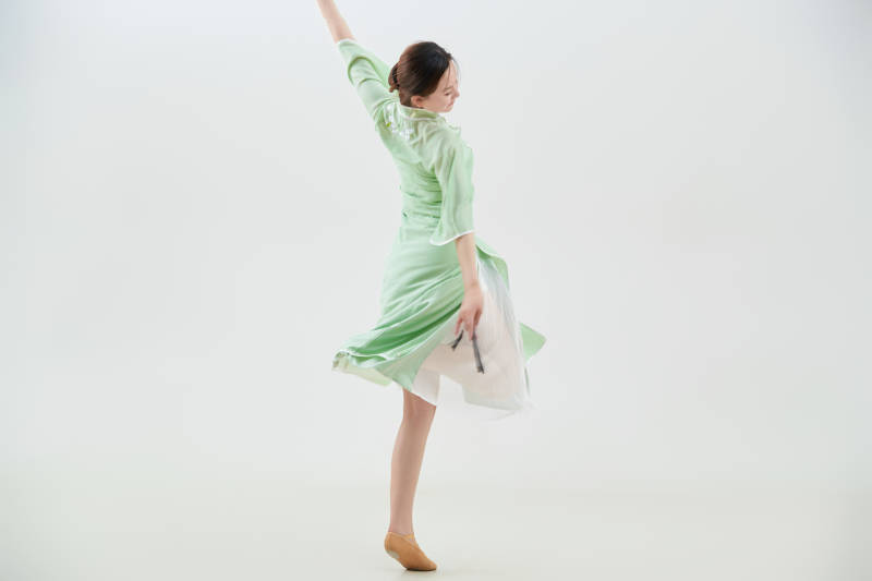 穿着中式旗袍翩翩舞蹈的亚洲少女舞者图片