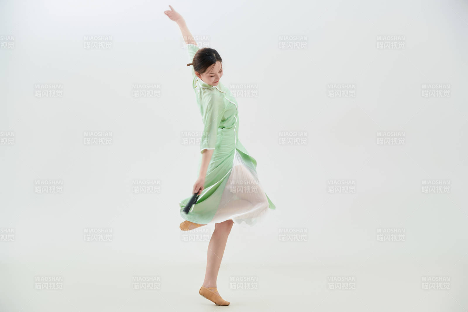 穿着中式旗袍翩翩舞蹈的亚洲少女舞者图片