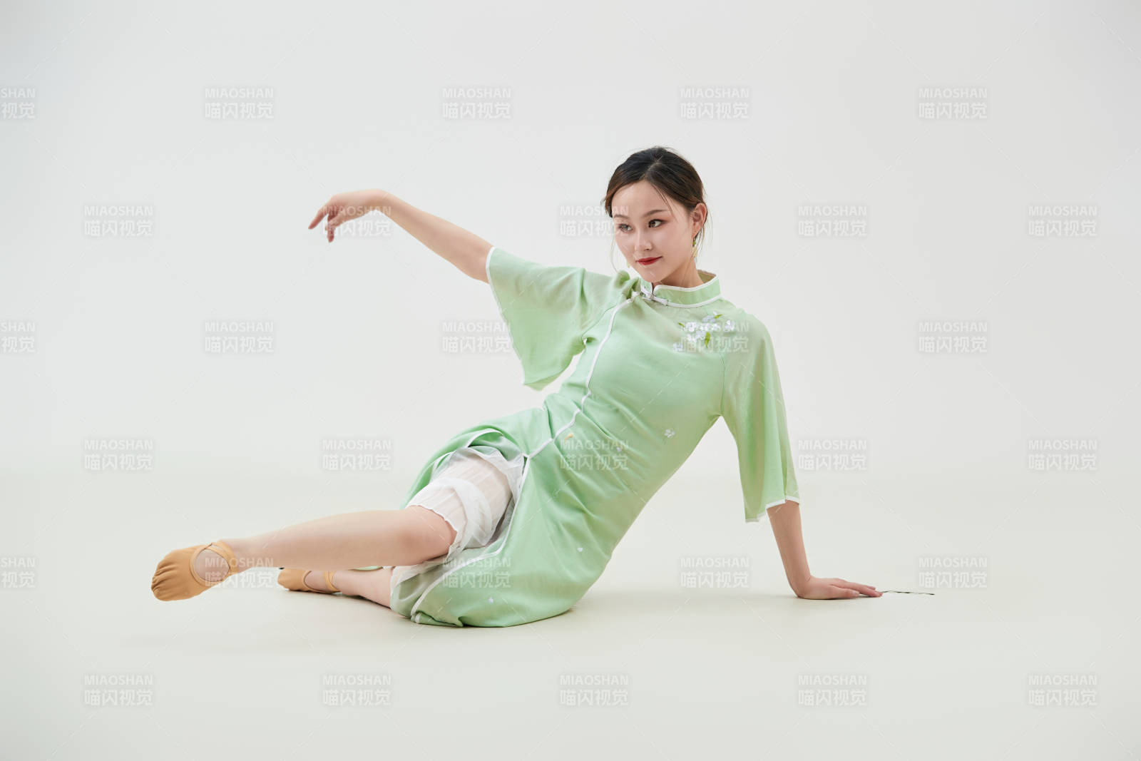 穿着中式旗袍翩翩舞蹈的亚洲少女舞者图片