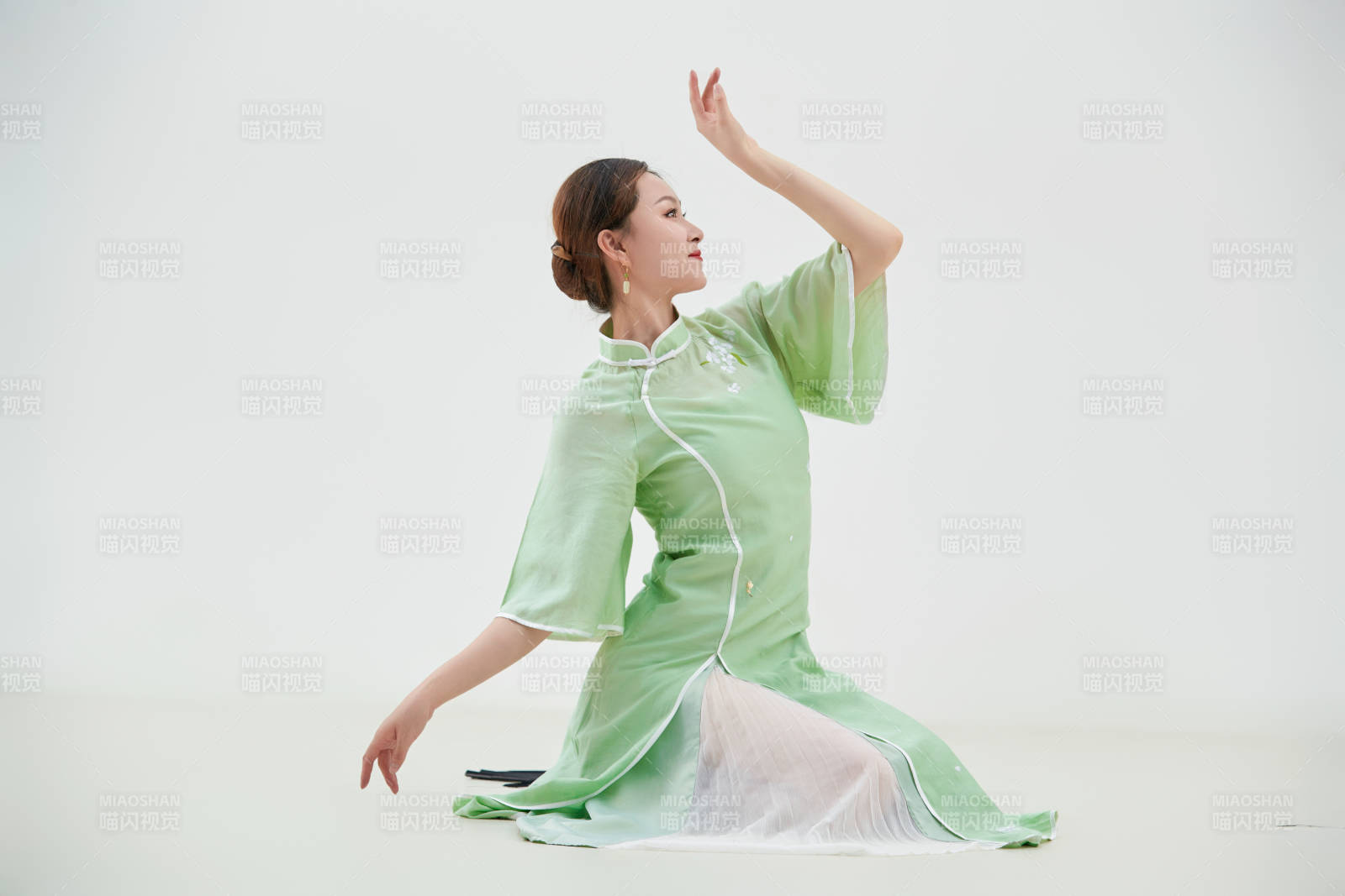 穿着中式旗袍翩翩舞蹈的亚洲少女舞者图片