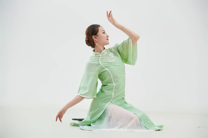 穿着中式旗袍翩翩舞蹈的亚洲少女舞者图片