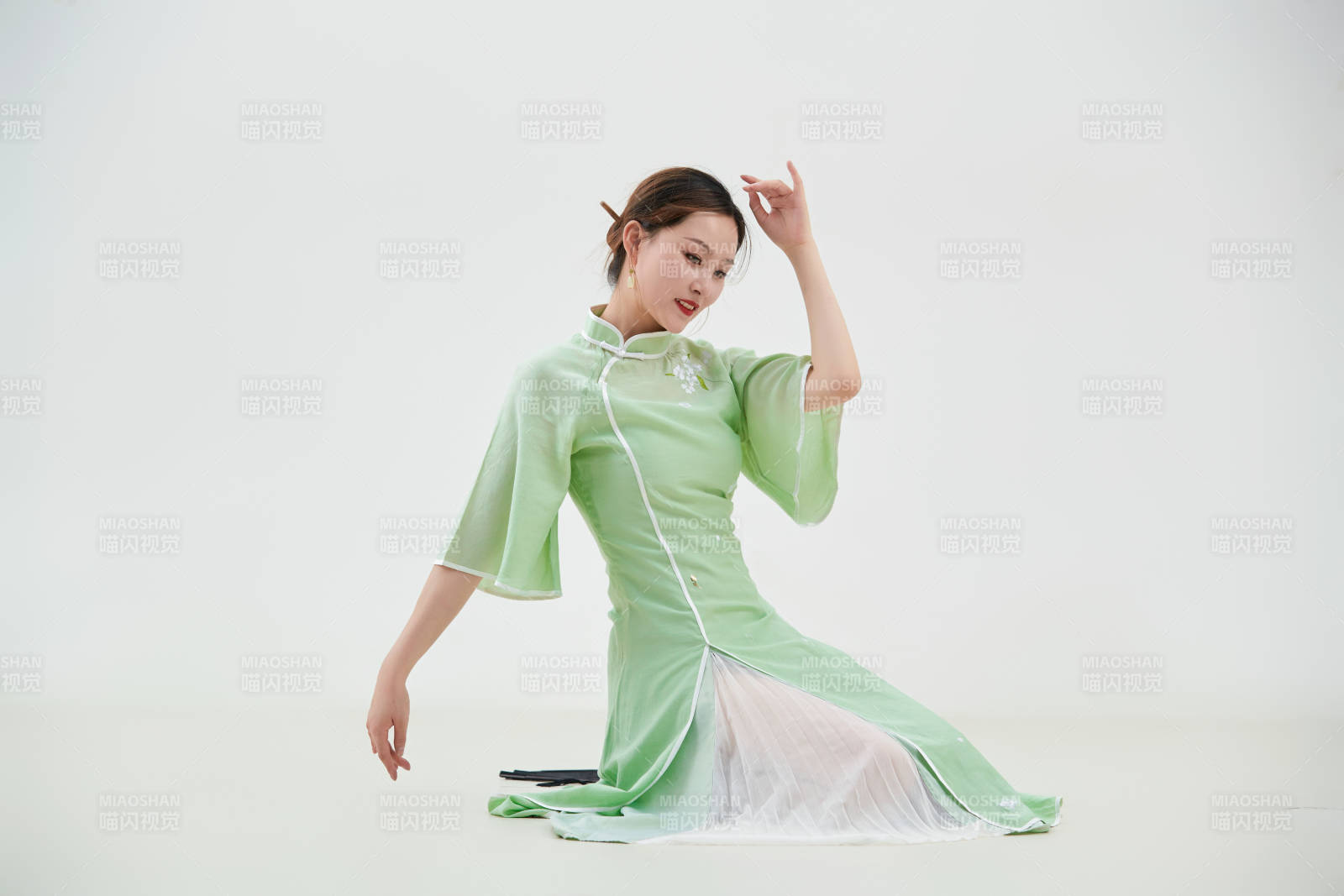 穿着中式旗袍翩翩舞蹈的亚洲少女舞者图片