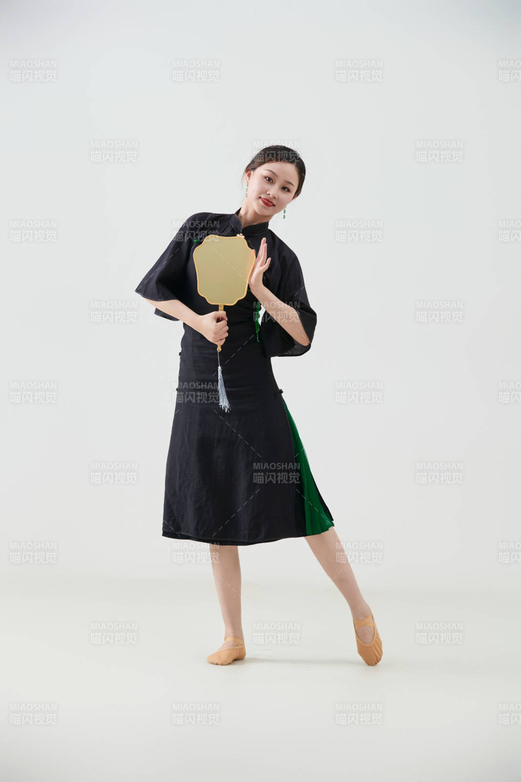 穿着中式旗袍翩翩舞蹈的亚洲少女舞者图片