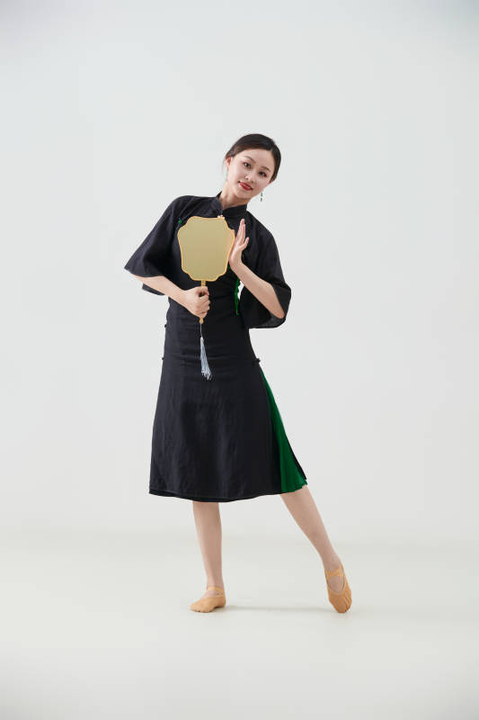 穿着中式旗袍翩翩舞蹈的亚洲少女舞者图片