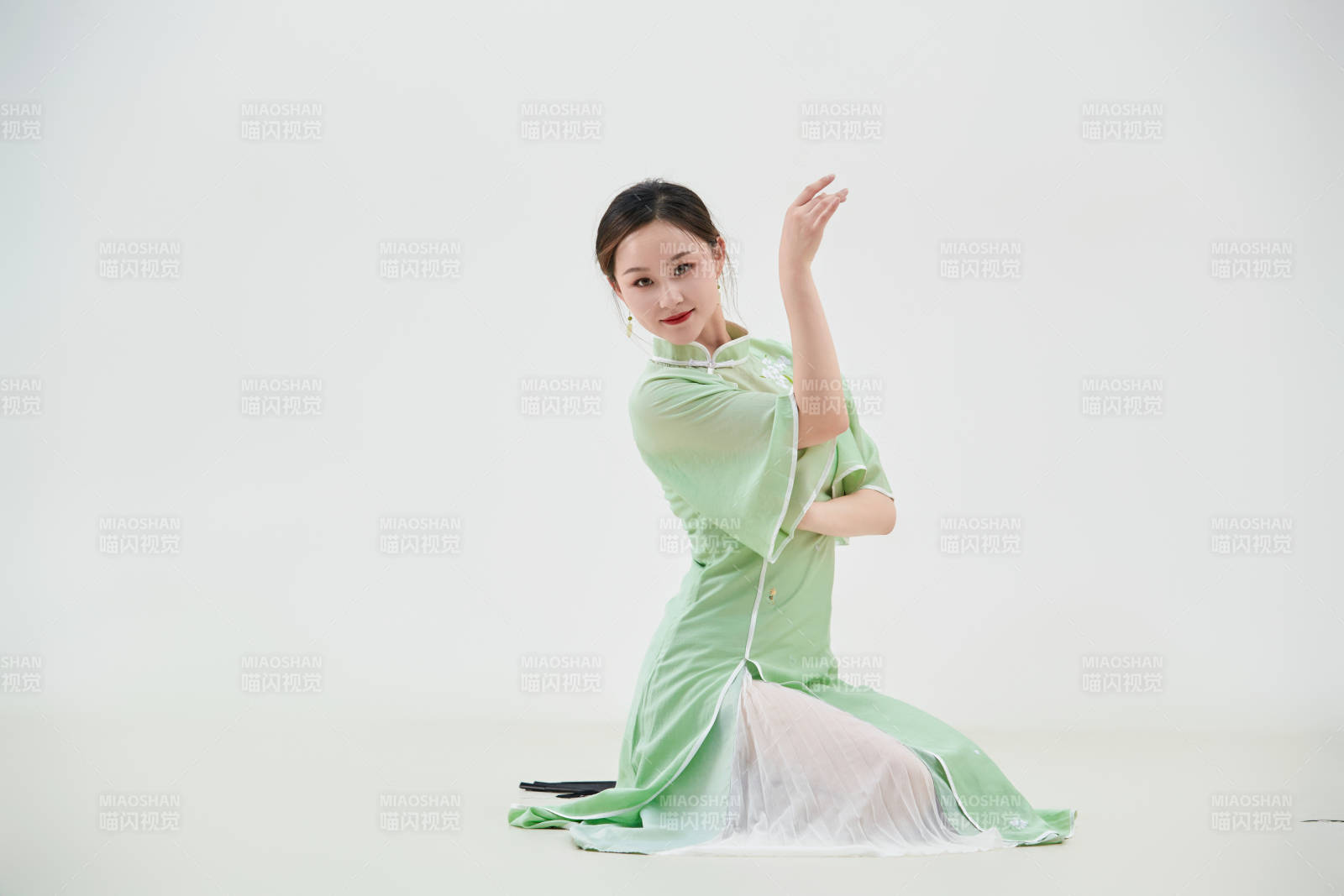 穿着中式旗袍翩翩舞蹈的亚洲少女舞者图片