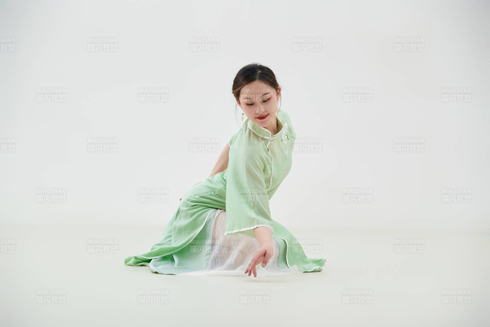 穿着中式旗袍翩翩舞蹈的亚洲少女舞者图片