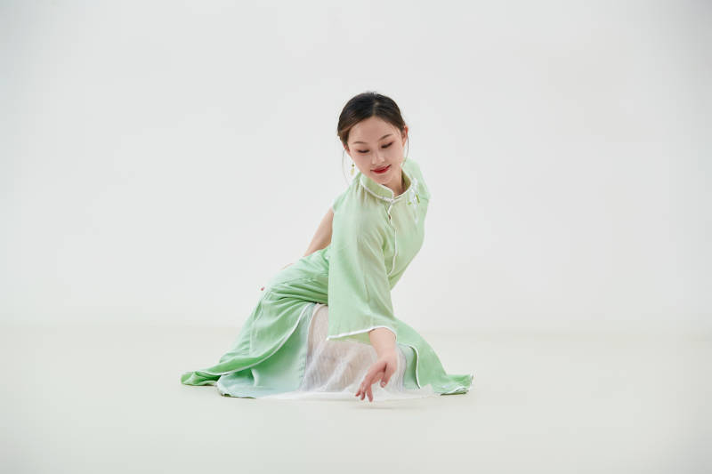 穿着中式旗袍翩翩舞蹈的亚洲少女舞者图片