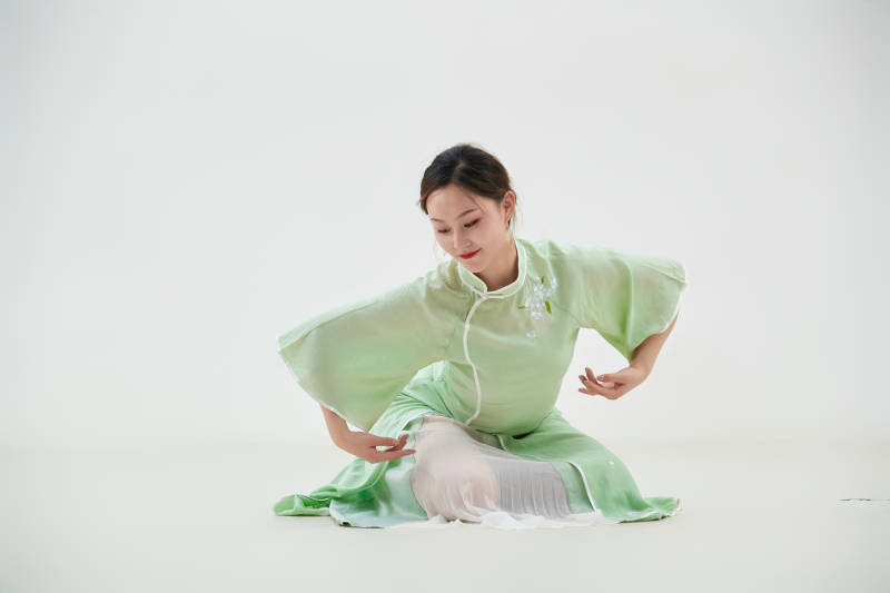 穿着中式旗袍翩翩舞蹈的亚洲少女舞者图片