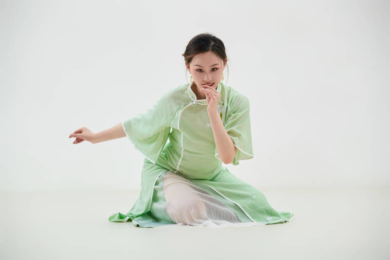 穿着中式旗袍翩翩舞蹈的亚洲少女舞者图片