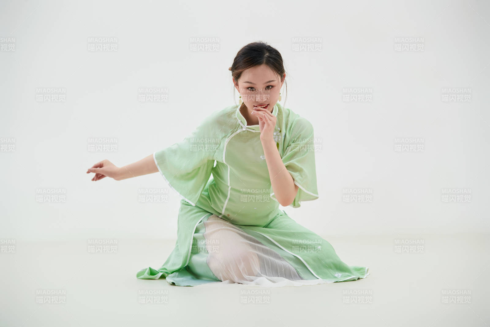 穿着中式旗袍翩翩舞蹈的亚洲少女舞者图片