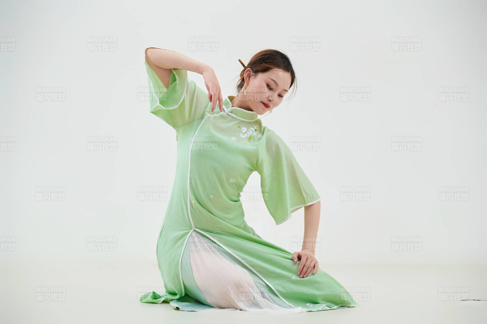 穿着中式旗袍翩翩舞蹈的亚洲少女舞者图片