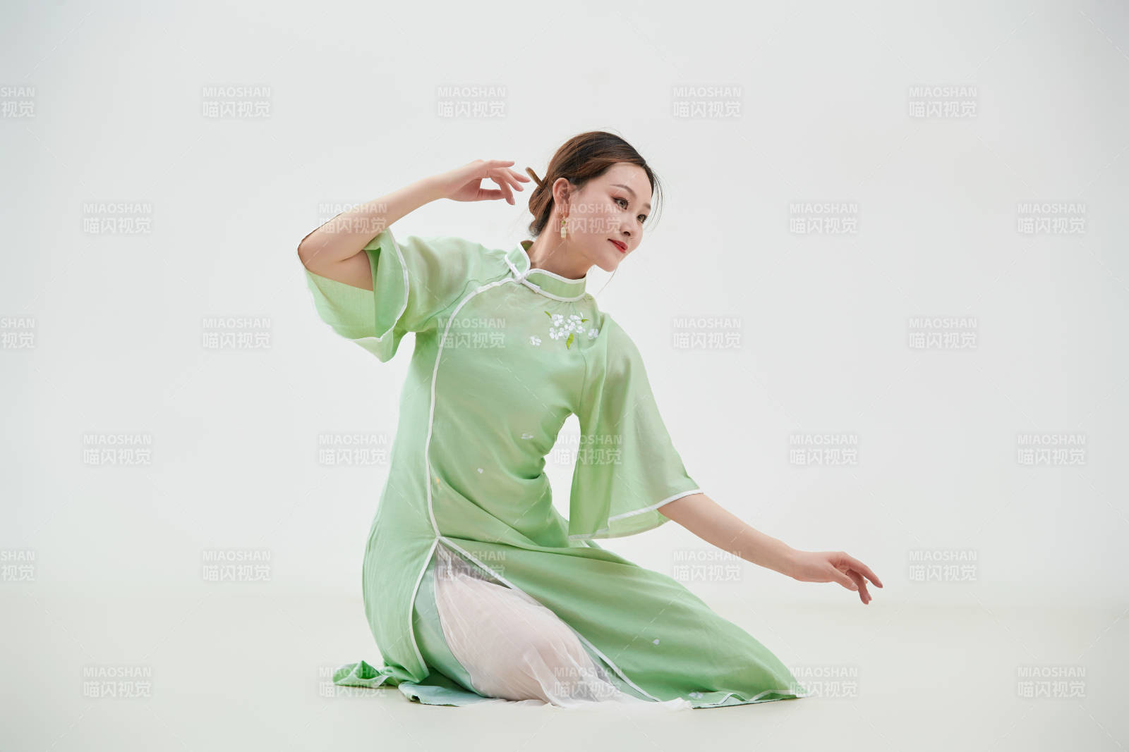 穿着中式旗袍翩翩舞蹈的亚洲少女舞者图片