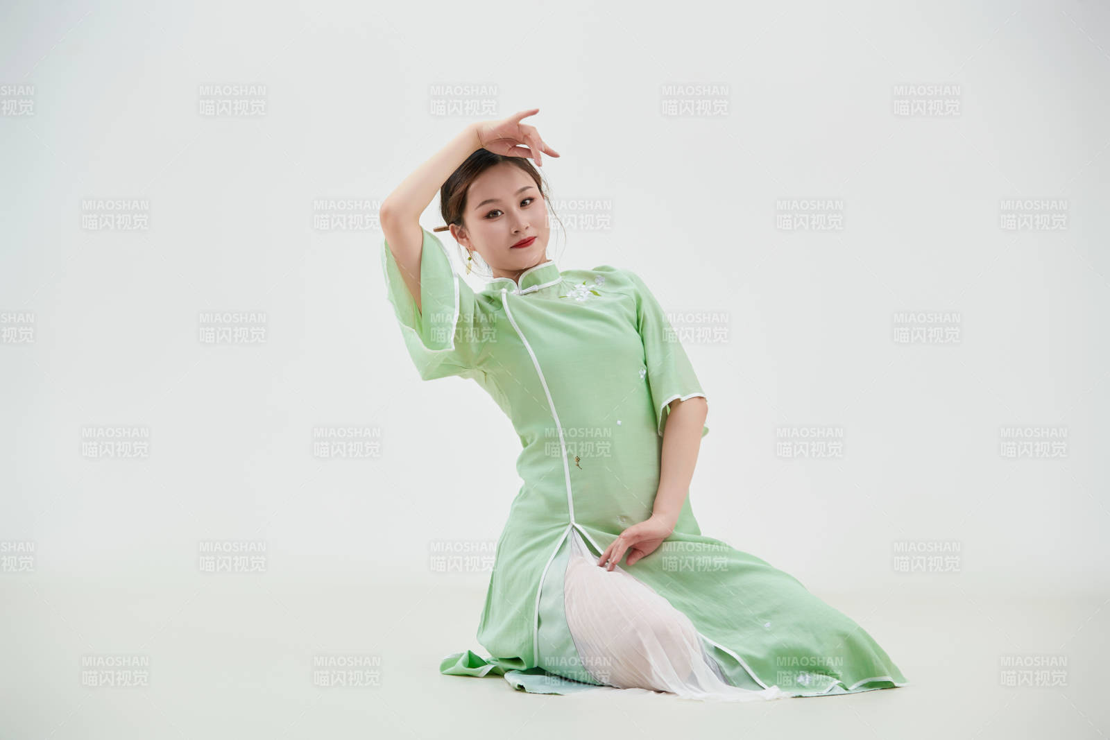 穿着中式旗袍翩翩舞蹈的亚洲少女舞者图片