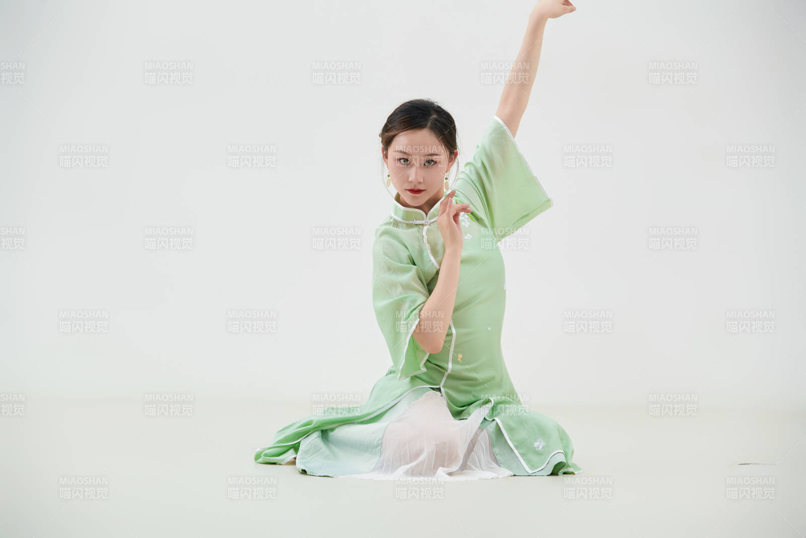 穿着中式旗袍翩翩舞蹈的亚洲少女舞者图片