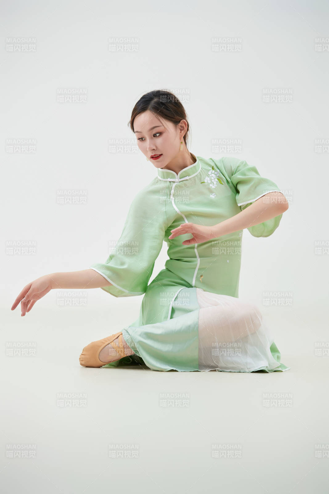 穿着中式旗袍翩翩舞蹈的亚洲少女舞者图片