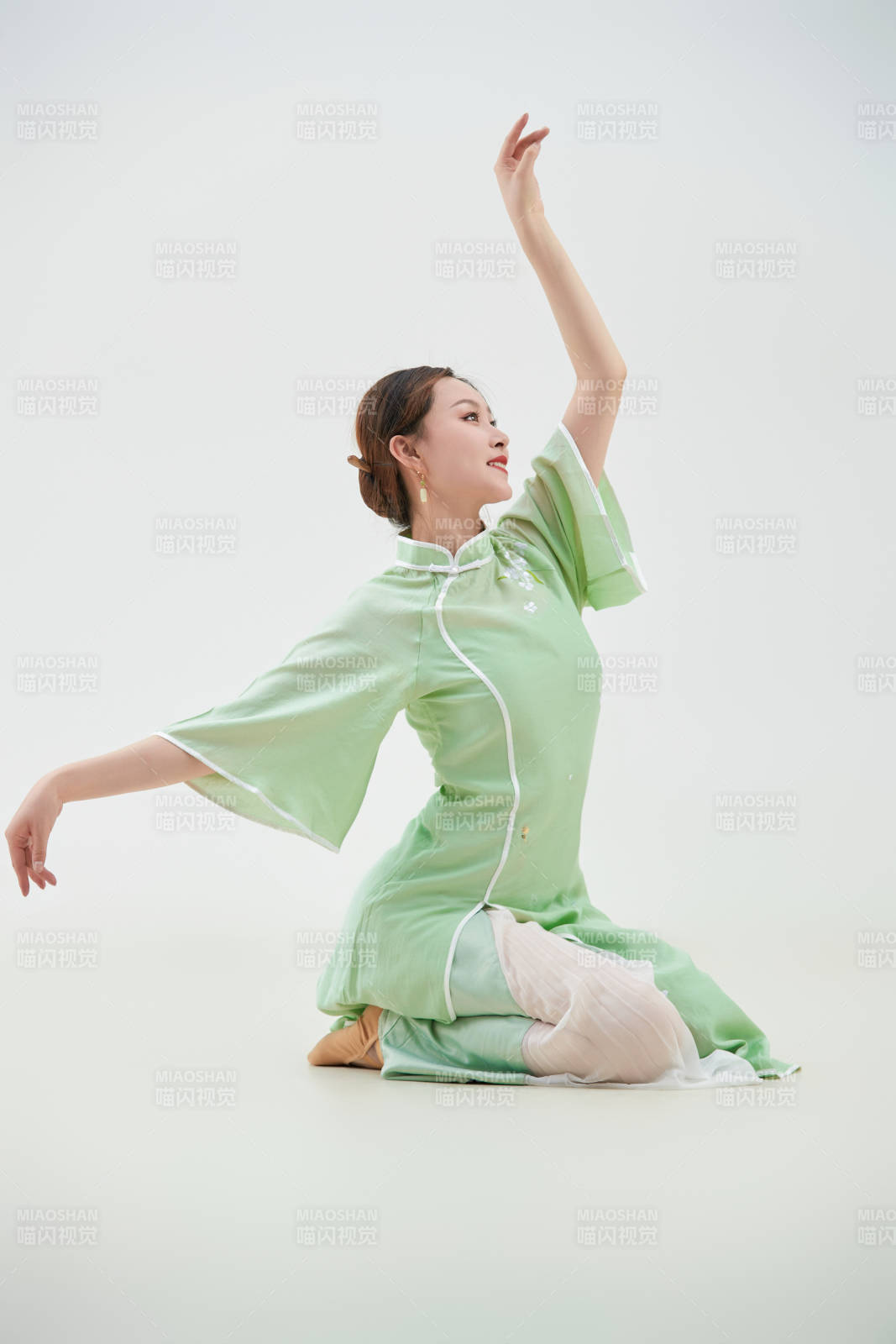 穿着中式旗袍翩翩舞蹈的亚洲少女舞者图片