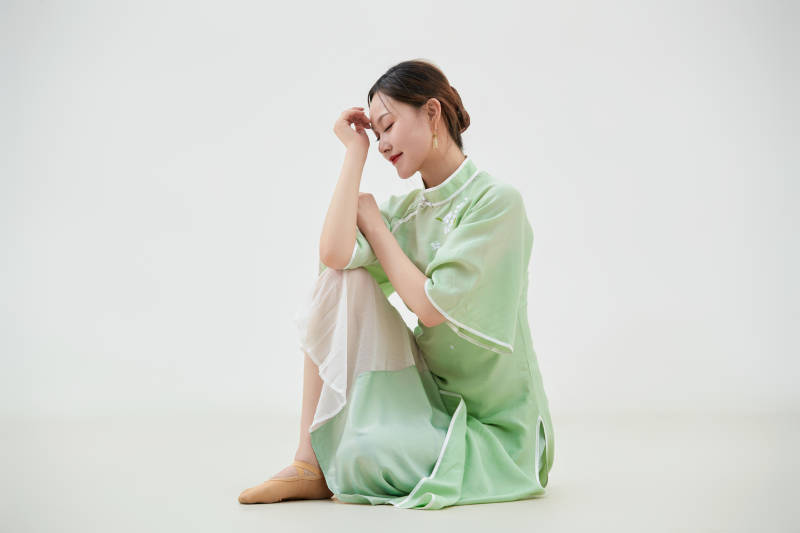 穿着中式旗袍翩翩舞蹈的亚洲少女舞者图片