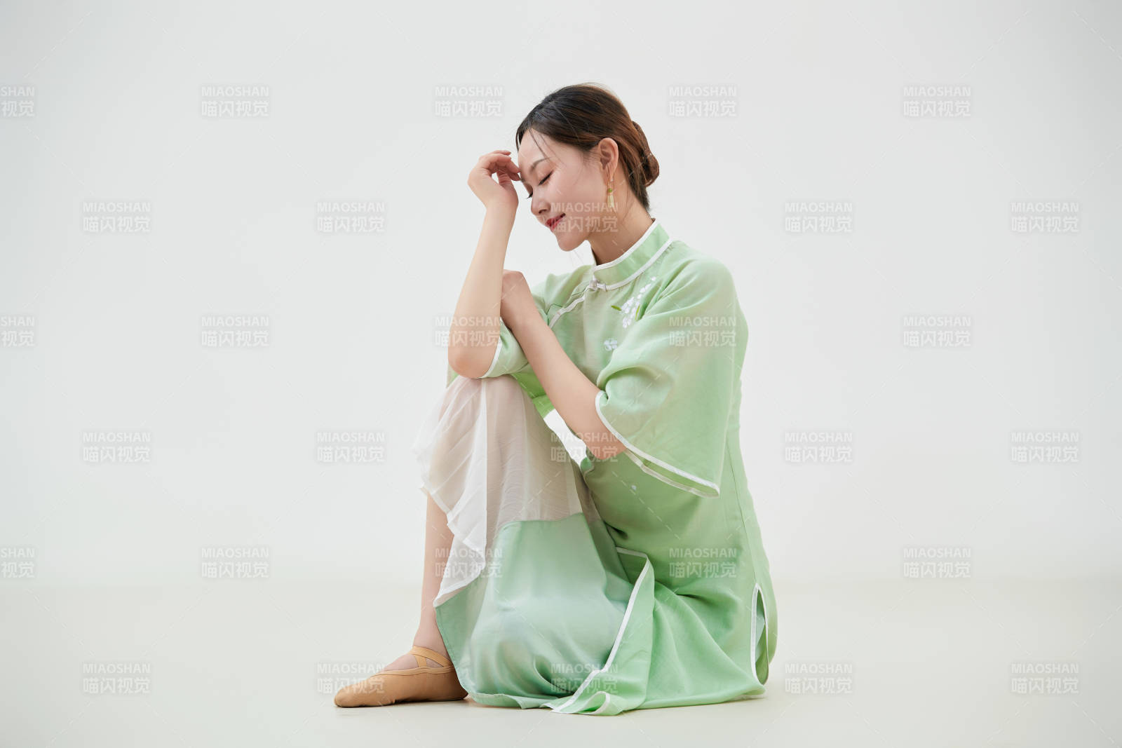 穿着中式旗袍翩翩舞蹈的亚洲少女舞者图片