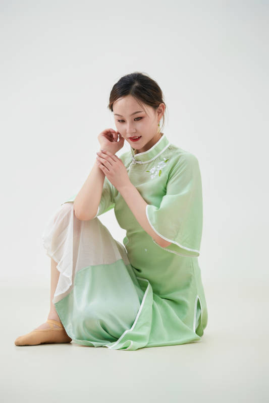 穿着中式旗袍翩翩舞蹈的亚洲少女舞者图片