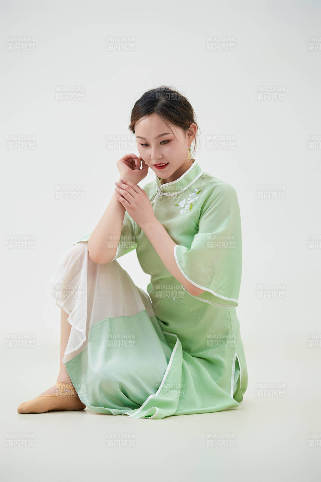 穿着中式旗袍翩翩舞蹈的亚洲少女舞者图片