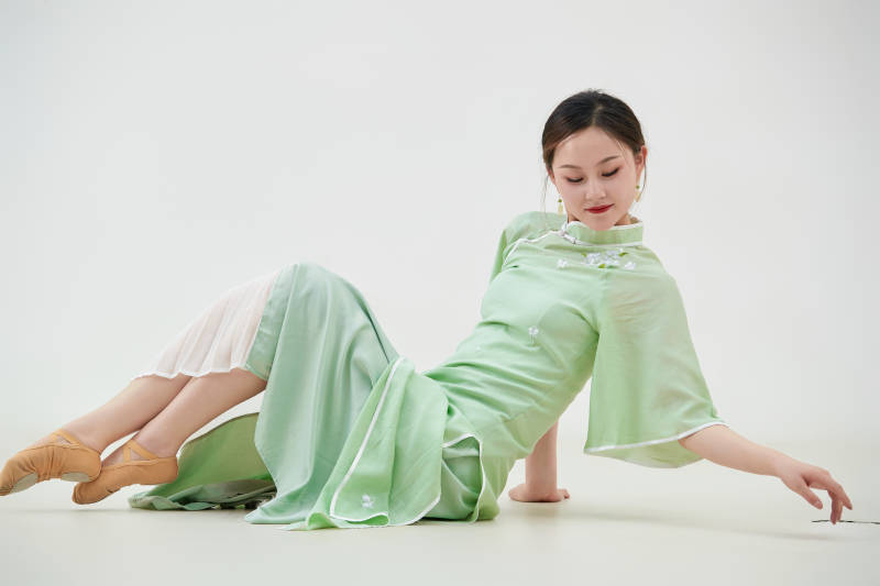 穿着中式旗袍翩翩舞蹈的亚洲少女舞者图片