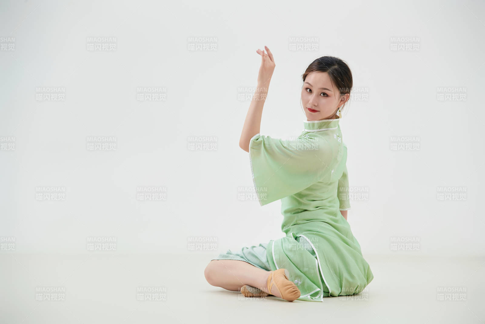 穿着中式旗袍翩翩舞蹈的亚洲少女舞者图片