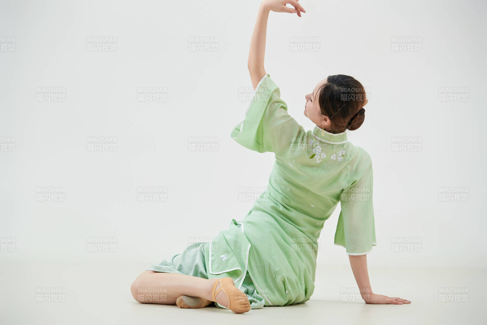 穿着中式旗袍翩翩舞蹈的亚洲少女舞者图片