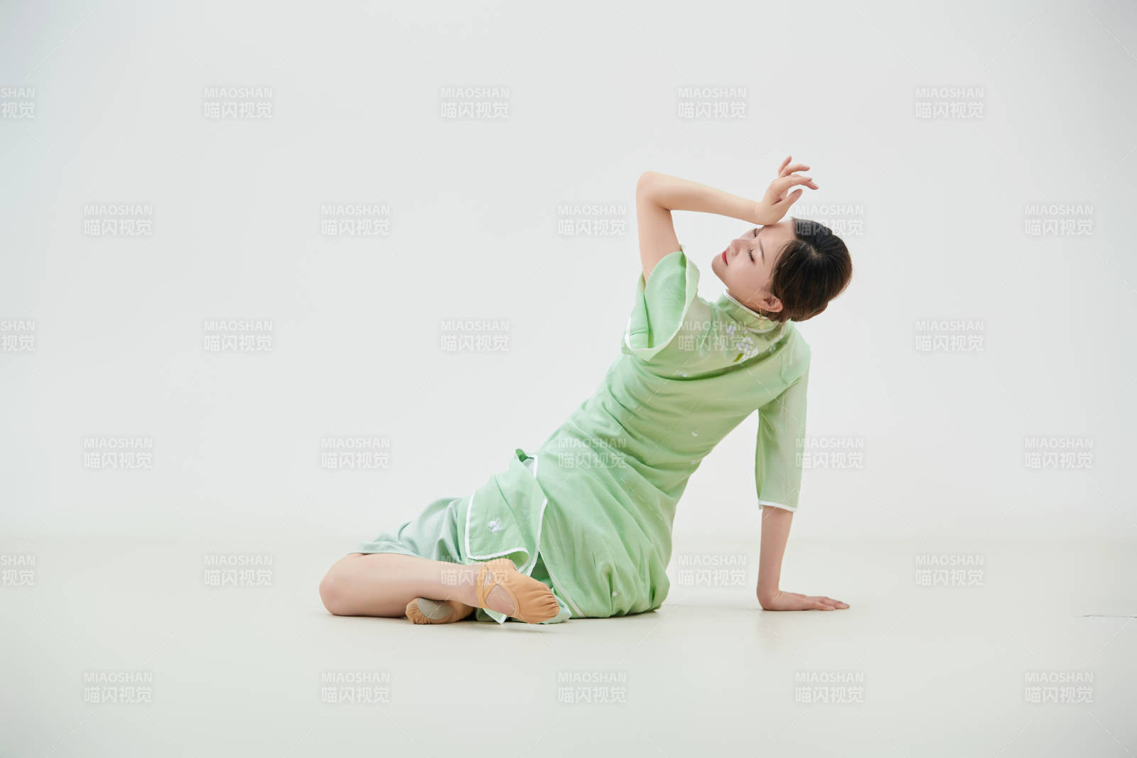 穿着中式旗袍翩翩舞蹈的亚洲少女舞者图片