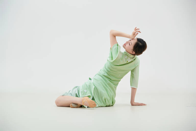 穿着中式旗袍翩翩舞蹈的亚洲少女舞者图片