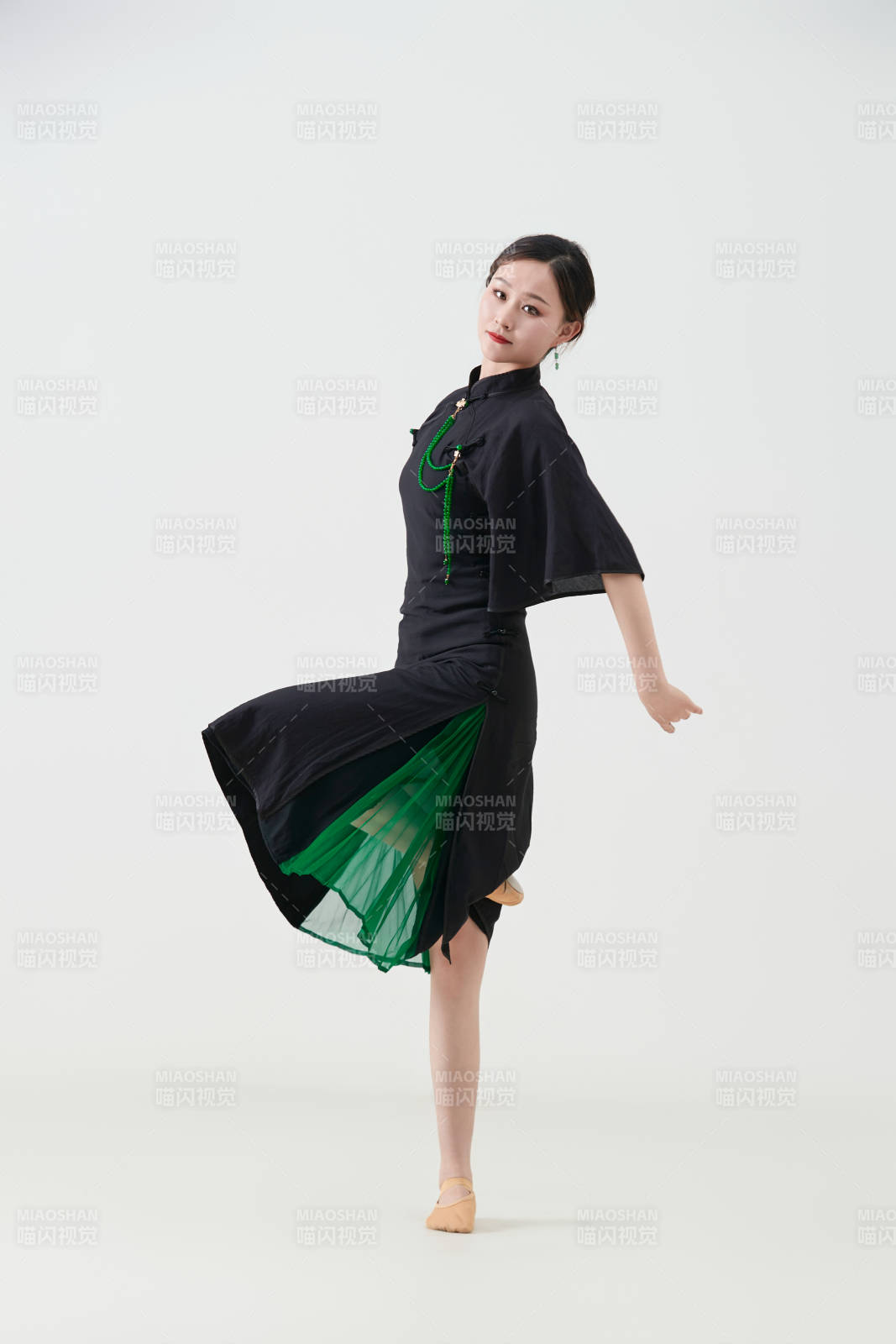 穿着中式旗袍翩翩舞蹈的亚洲少女舞者图片