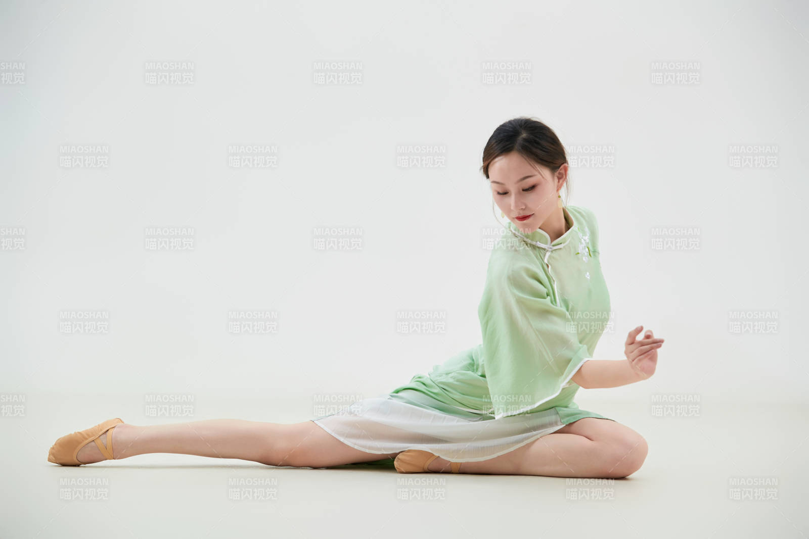 穿着中式旗袍翩翩舞蹈的亚洲少女舞者图片