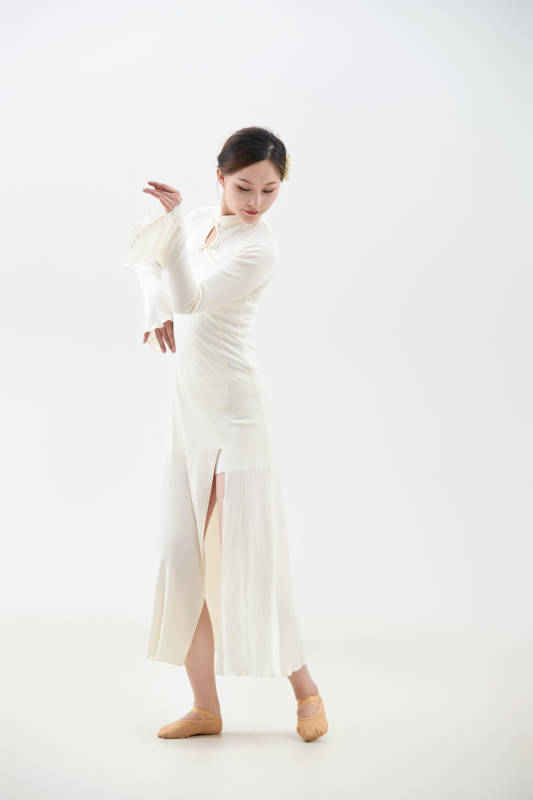 穿着白色旗袍头戴绢花的跳古典舞的少女图片