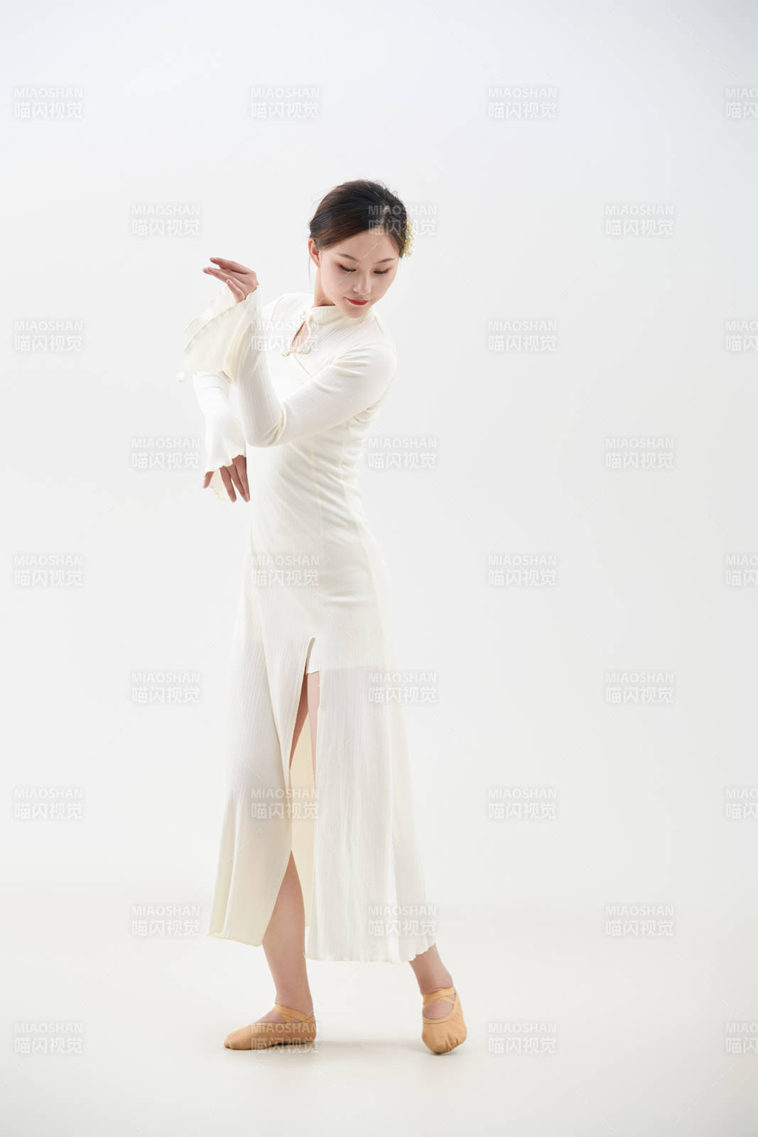 穿着白色旗袍头戴绢花的跳古典舞的少女图片