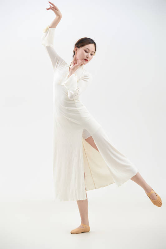 穿着白色旗袍头戴绢花的跳古典舞的少女图片