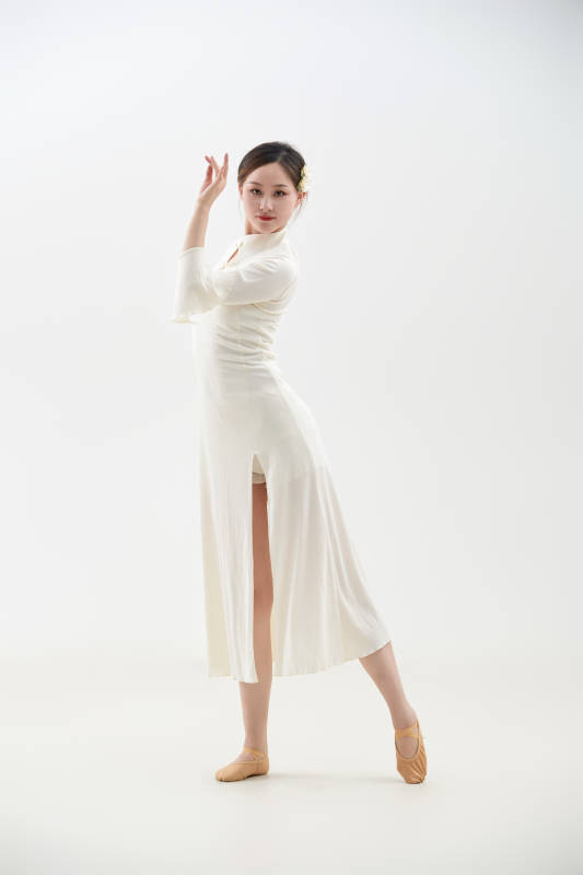 穿着白色旗袍头戴绢花的跳古典舞的少女图片