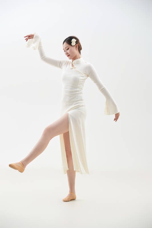 穿着白色旗袍头戴绢花的跳古典舞的少女图片