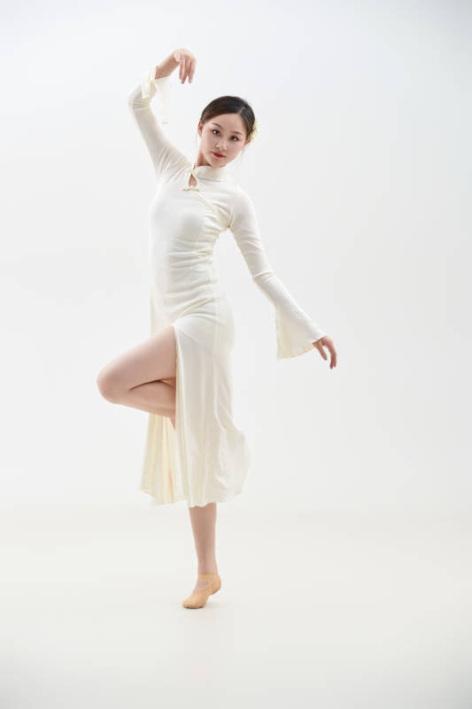 穿着白色旗袍头戴绢花的跳古典舞的少女图片