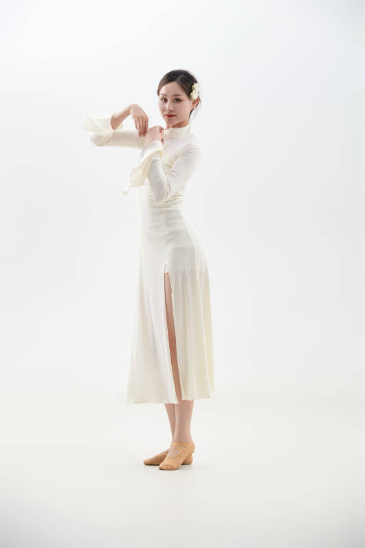 穿着白色旗袍头戴绢花的跳古典舞的少女图片