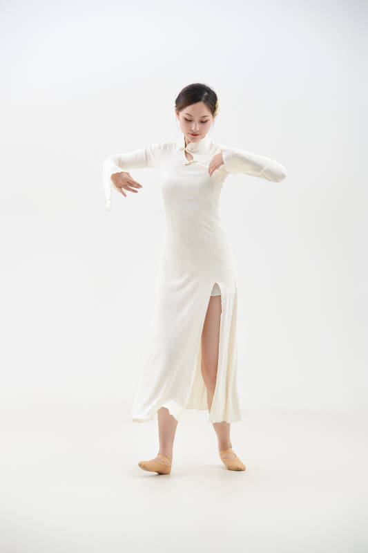 穿着白色旗袍头戴绢花的跳古典舞的少女图片