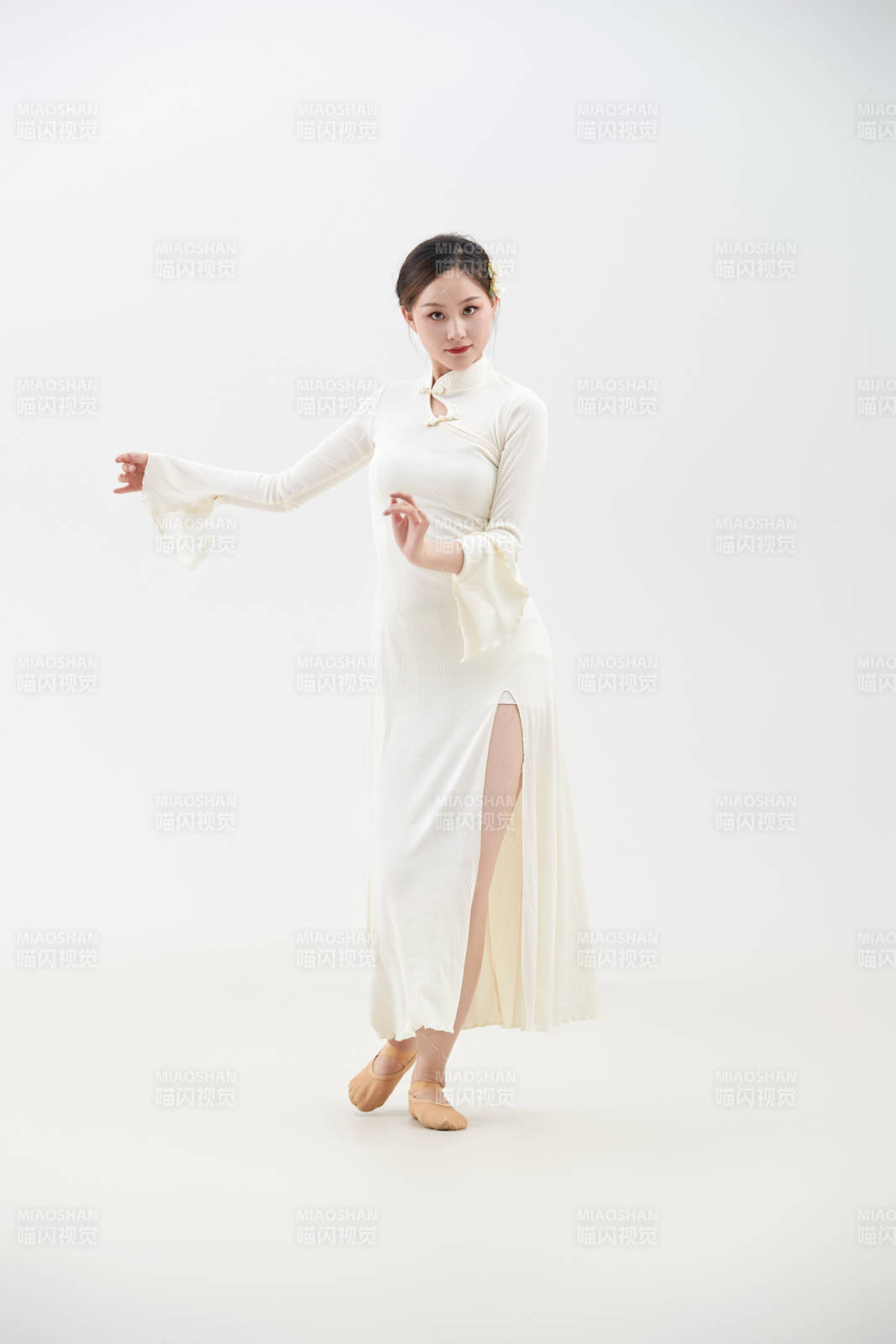 穿着白色旗袍头戴绢花的跳古典舞的少女图片