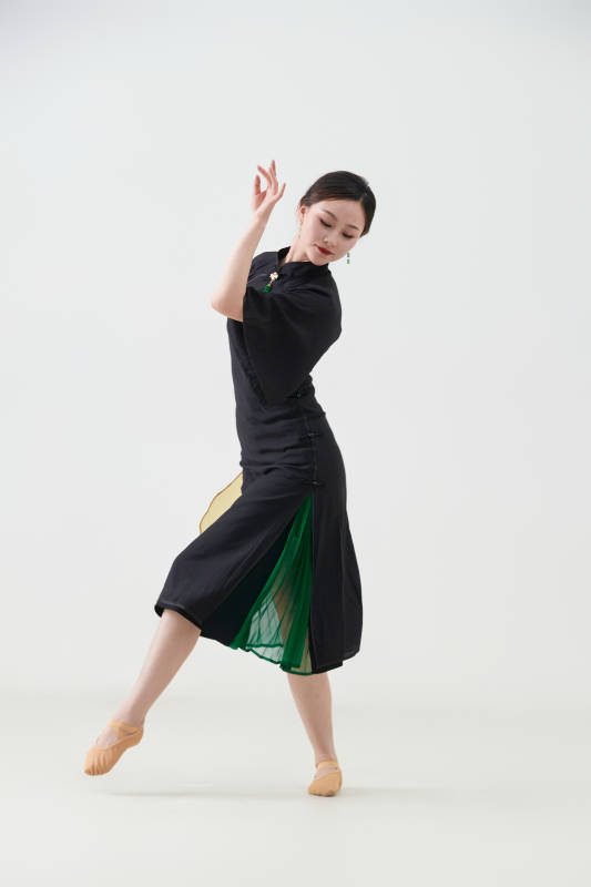 穿着中式旗袍翩翩舞蹈的亚洲少女舞者图片