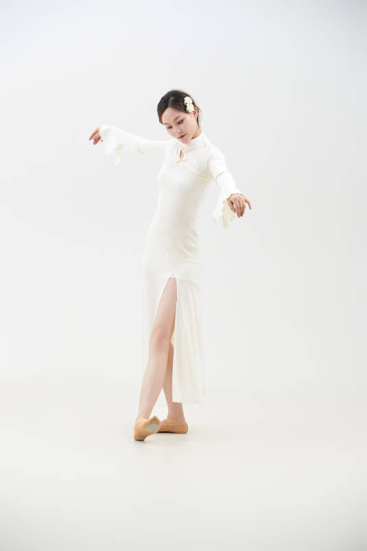 穿着白色旗袍头戴绢花的跳古典舞的少女图片