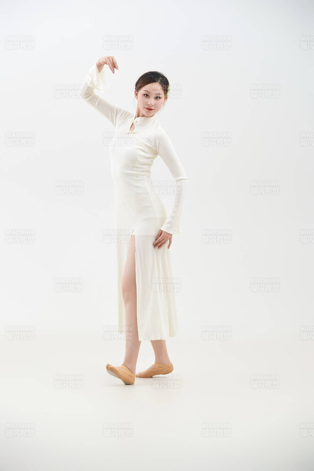 穿着白色旗袍头戴绢花的跳古典舞的少女图片