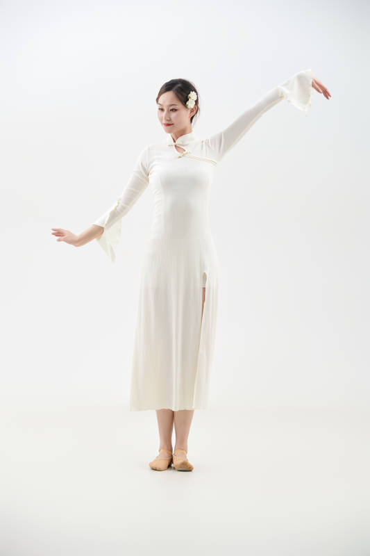 穿着白色旗袍头戴绢花的跳古典舞的少女图片