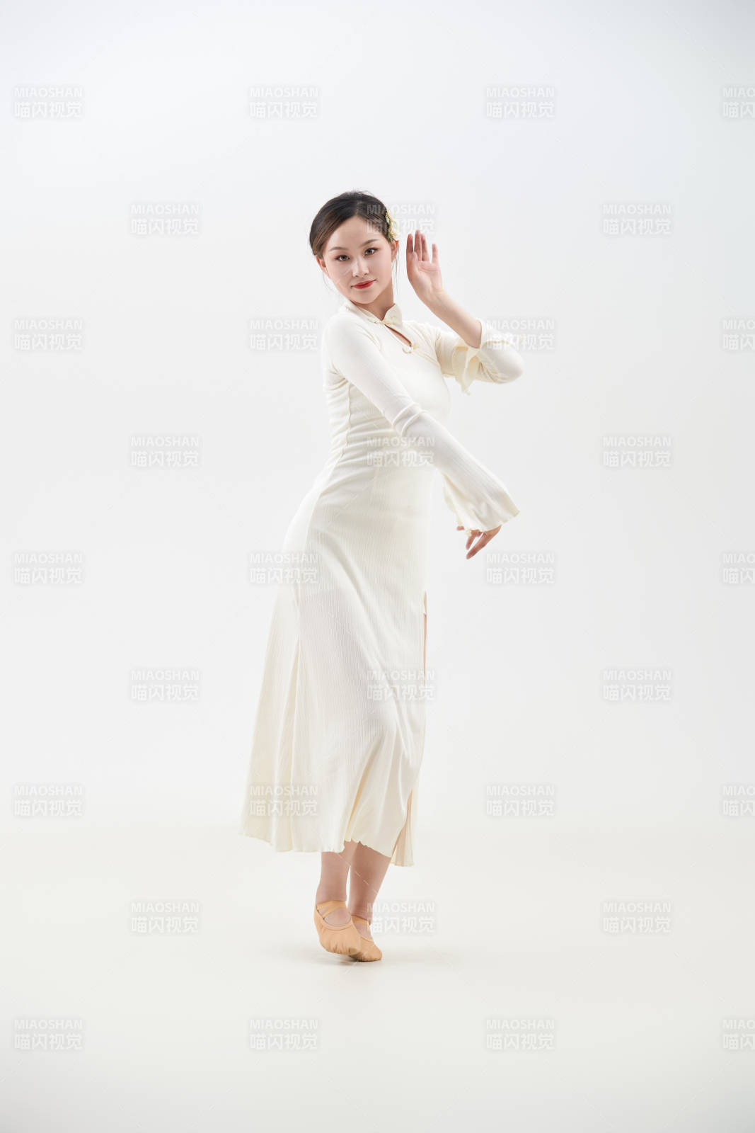 穿着白色旗袍头戴绢花的跳古典舞的少女图片